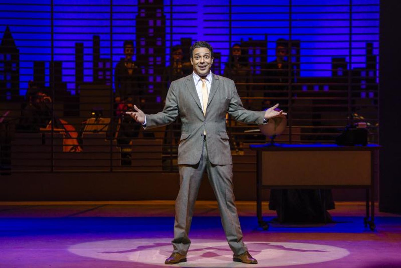 Review: SE MEU APARTAMENTO FALASSE... (Promises, Promises) Brings Bacharach-David's Smart Pop Music and the Wry Humor of Neil Simon to Sao Paulo.  Image