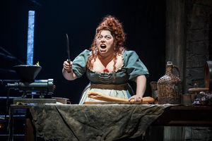 Allison Guinn as â€˜Madame ThÃ©nardierâ€™ in the national tour of LES MIS¿ Photo