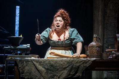 Allison Guinn as â€˜Madame ThÃ©nardierâ€™ in the national tour of LES MIS® Photo