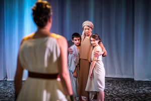 Ellen Fiske with Silas Wade and Ella Taylor @ BroadwayWorld Ellen Fiske with Silas Wade and Ella Taylor Photo