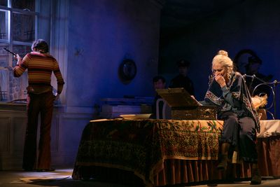 Bill Milner (Harold), Sheila Hancock (Maude)  Photo
