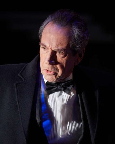 Jonathan Hyde Photo