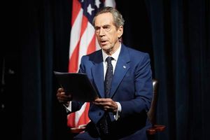 Jonathan Hyde Photo