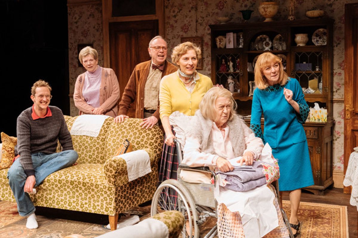  Leo Bill (Michael), Marjorie Yates (Mrs Jackson), Jonathan Coy (Geoffrey), Saskia Reeves (Katherine), Sandra Voe (Ida), Wendy Nottingham (Margaret) at 