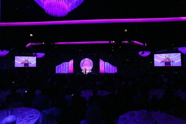 Cloris Leachman presents Lifetime Achievement Award onstage at the 55th Annual ICG Pu Photo