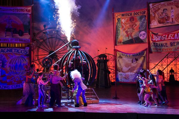 A scene from Phelim McDermott's new production of Mozart'sCosÃ¬ fan tutte . Photogr Photo