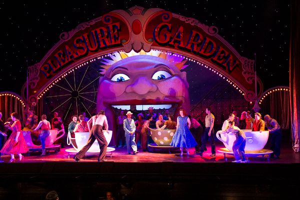 A scene from Phelim McDermott's new production of Mozart's Cosi fan tutte . Photograp Photo