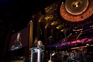 A.R.T. Terrie & Bradley Bloom Artistic Director Diane Paulus speaks at the 2018 A.R.T. Gala.
Photo: Liza Voll. @ BroadwayWorld A.R.T. Terrie & Bradley Bloom Artistic Director Diane Paulus speaks at the 2018 A.R.T Photo