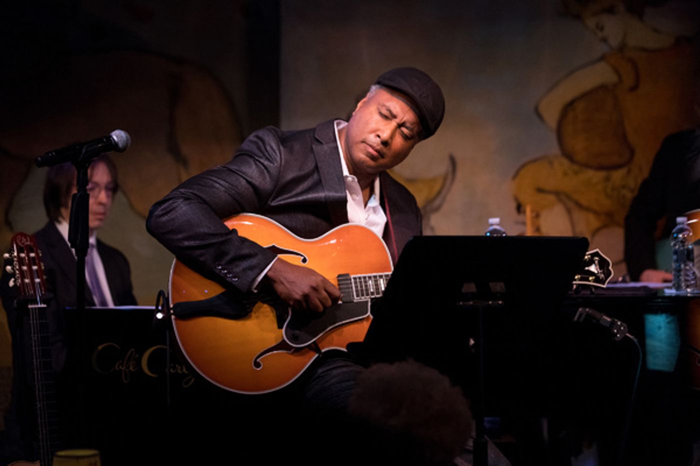 Photo Flash: Bernie Williams Takes the Stage at Cafe Carlyle Photo Flash: Bernie Williams Takes the Stage at Cafe Carlyle Image