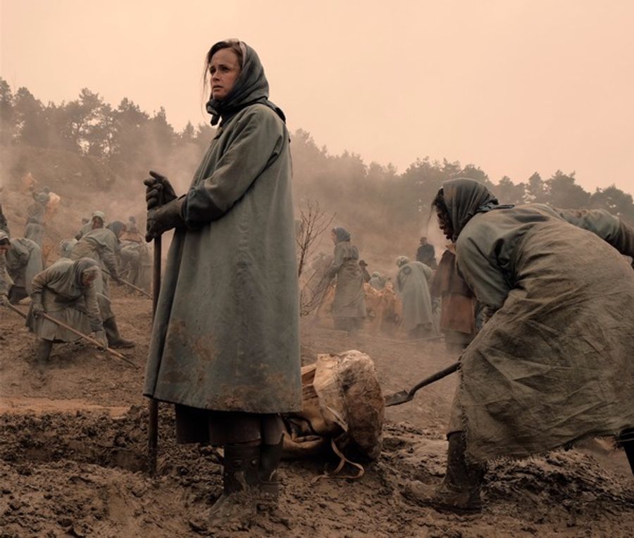 Photo Coverage: First Look At Alexis Bledel in Season Two of Hulu's THE HANDMAID'S TALE Image