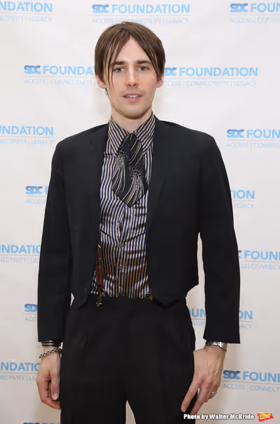 Reeve Carney Photo