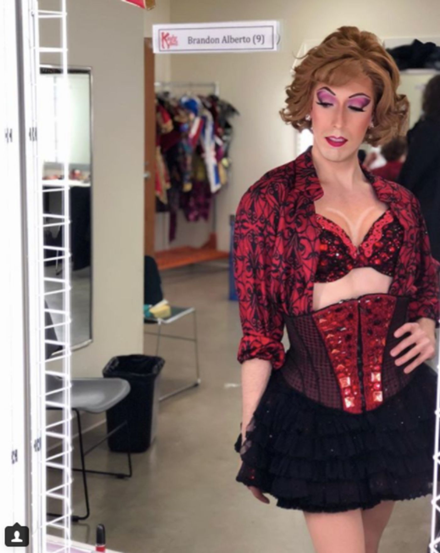 Photo Flash: HAMILTON Chicago Cast Members Enjoy Their Apple Products, and More Saturday Intermission Pics!  Image