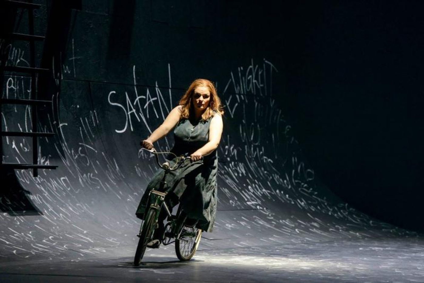 Review: THE FLYING DUTCHMAN at Theater Erfurt - This DUTCHMAN finally takes flight on the wings of Kelly God's magnificently sung Senta  Image