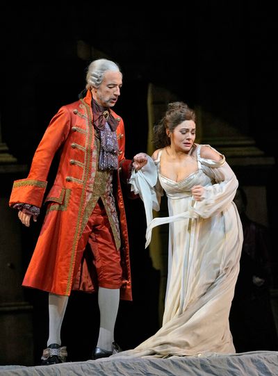 Laurent Naouri as Capulet and Ailyn PÃ©rez as Juliette in Gounod's RomÃ©o et Juli Photo