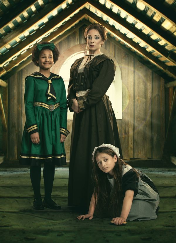 Amanda Abbington as Miss Minchin  withy 2 young co-stars Photo