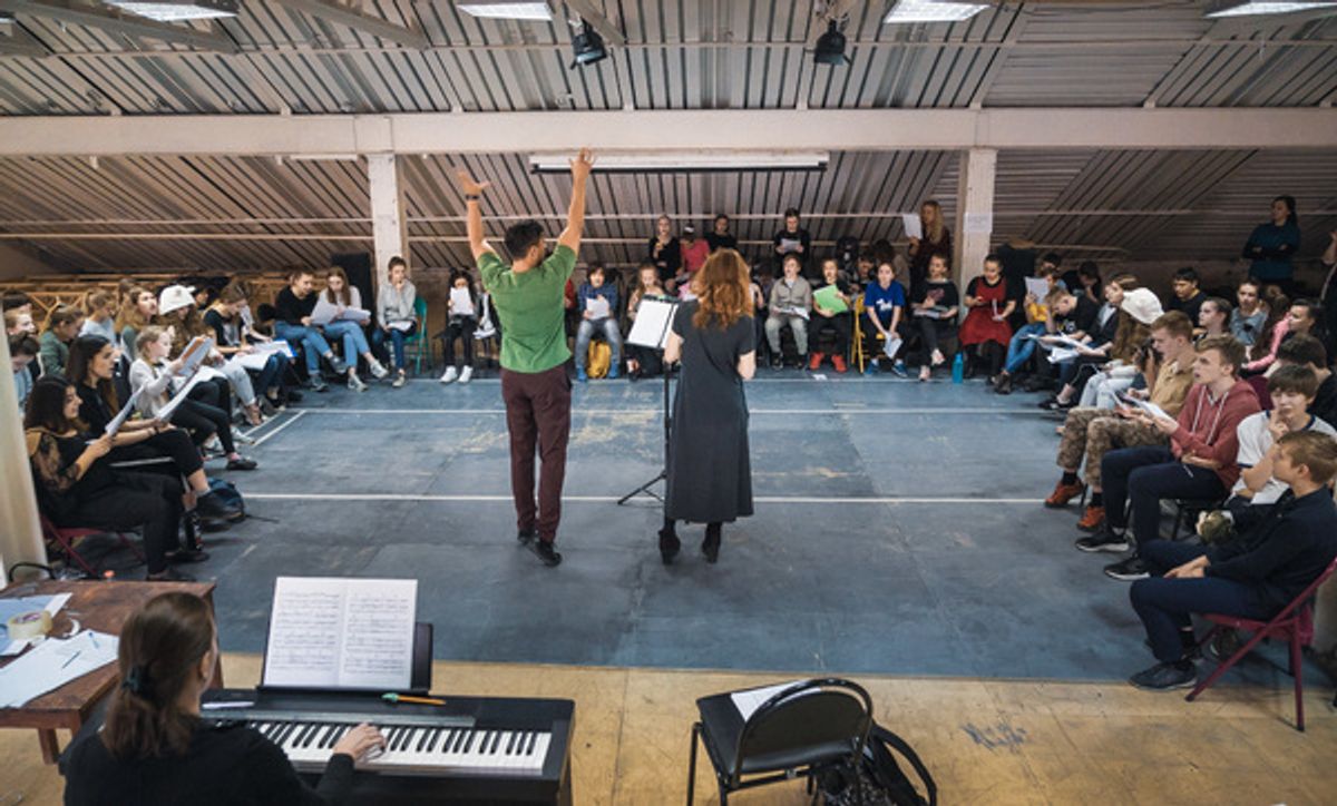 Nicholas Rodriguez with Broadway Dreams Russia Students at 