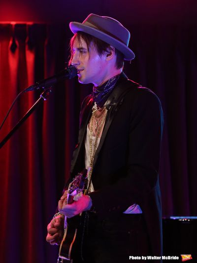 Reeve Carney  Photo
