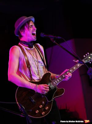 Reeve Carney  Photo