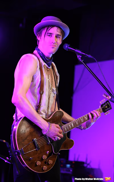 Reeve Carney  Photo