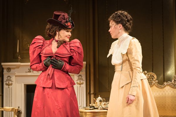 Sally Bretton as Lady Chiltern, Frances Barber as Mrs Cheveley Photo