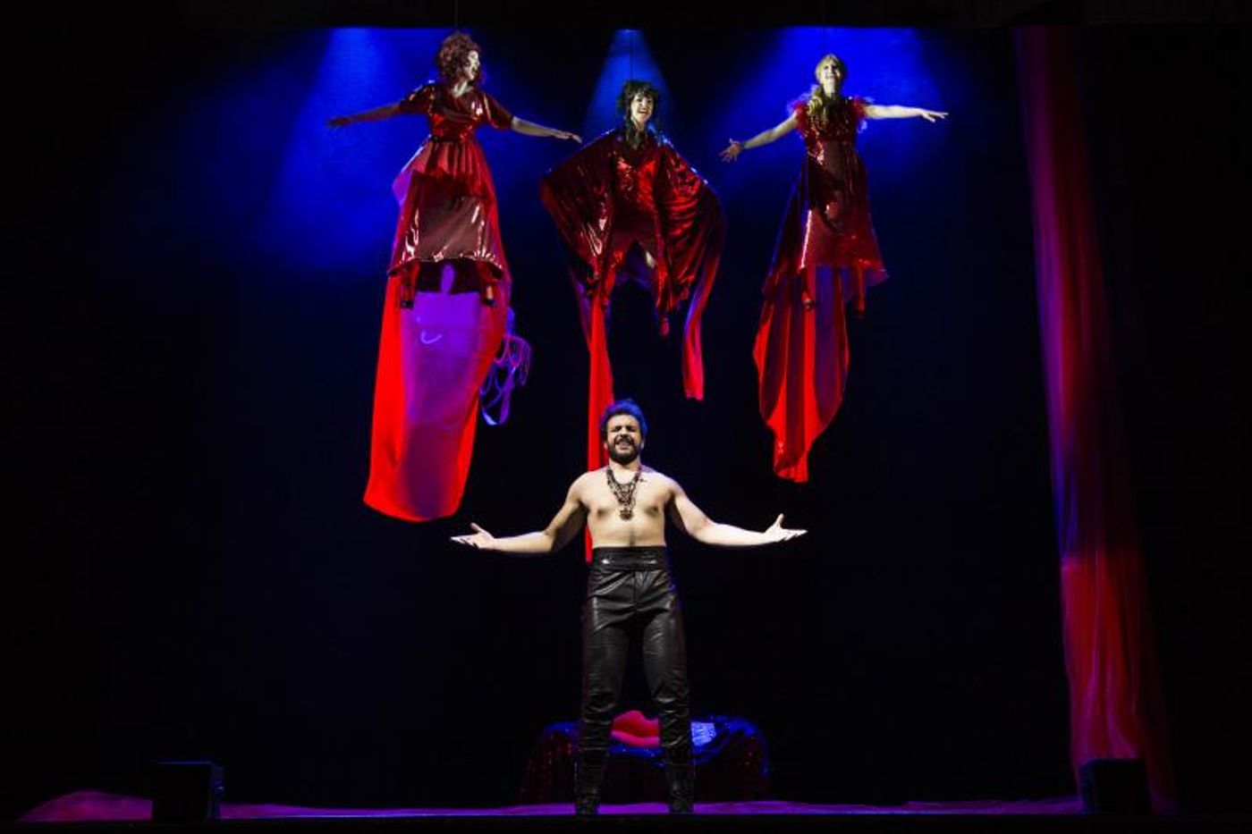 Review: I giovani performer della BSMT volano al Duse con Le streghe di Eastwick Review: I giovani performer della BSMT volano al Duse con Le streghe di Eastwick Image