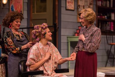 Brigitt Markusfeld (Truvy), Anna Crivelli (Shelby) and Elizabeth Ward Land (M'Lynn) i Photo