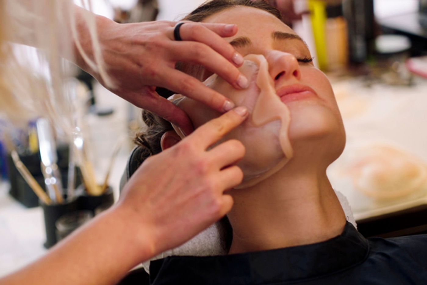 Photo Flash: Broadway Star Idina Menzel Transforms for UNDERCOVER BOSS: CELEBRITY EDITION  Image