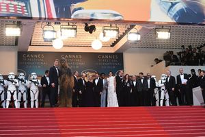 Chewbacca;Joonas Suotamo;Woody Harrelson;Ron Howard;Emilia Clarke;Alden Ehrenreich;Donald Glover;Phoebe Waller-Bridge;Paul Bettany;Kathleen Kennedy;Jonathan Kasdan;Thierry Fremaux @ BroadwayWorld Chewbacca;Joonas Suotamo;Woody Harrelson;Ron Howard;Emilia Clarke;Alden Ehrenreich;Do Photo