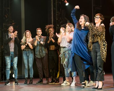 Diane  Paulus,  Alanis  Morrisette, and  members  of  the  Company Photo