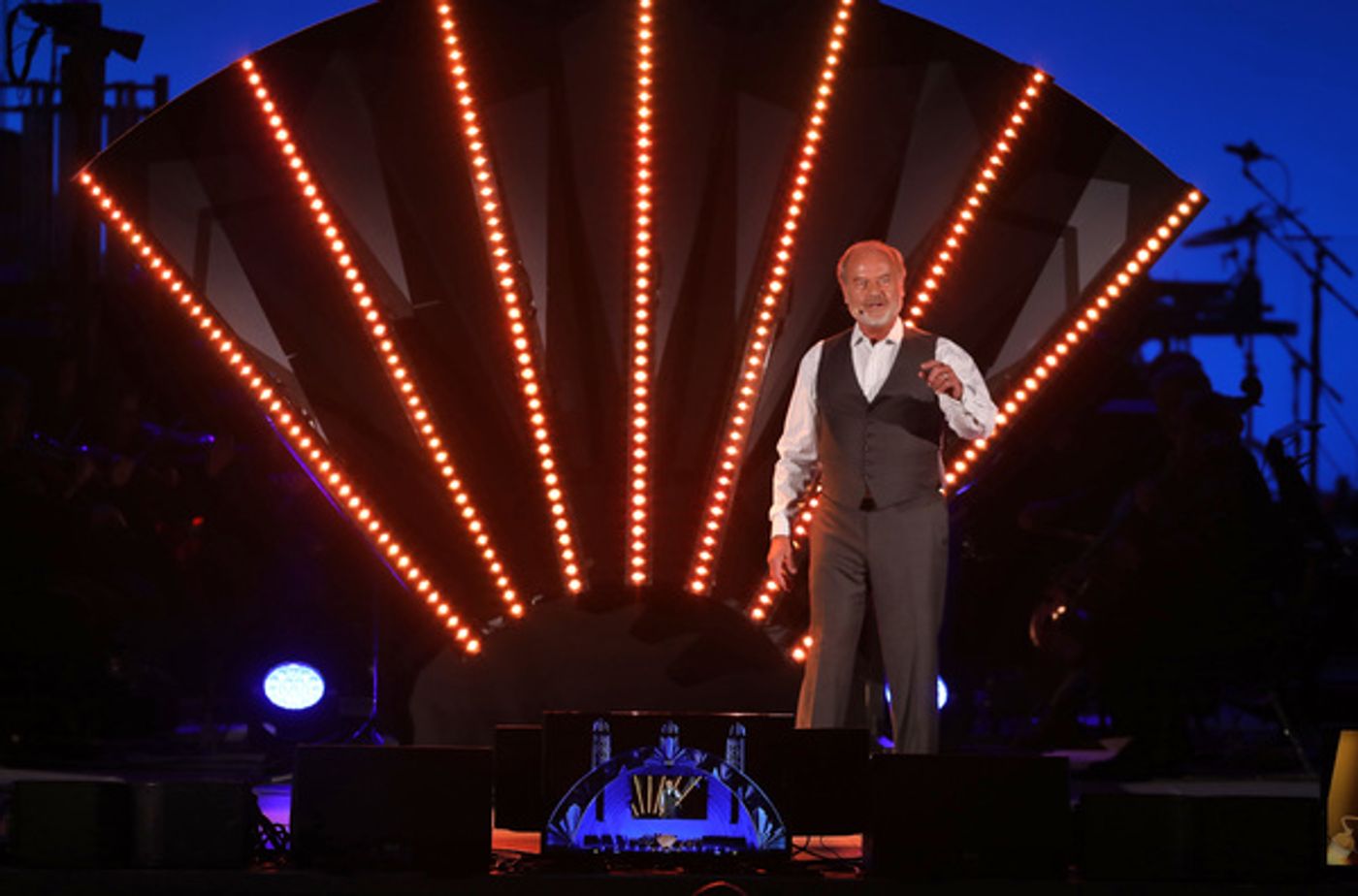 Photo Flash: Zooey Deschanel, Kelsey Grammer, Jane Krakowski, Taye Diggs, Rebel Wilson, Anthony Evans And More Sing BEAUTY AND THE BEAST at The Hollywood Bowl!  Image