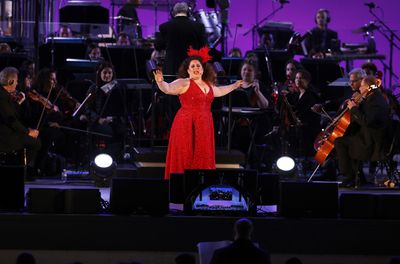 Marissa Jaret Winokur as Madame de la Grande Bouche Photo
