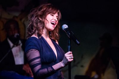 Gina Gershon Photo