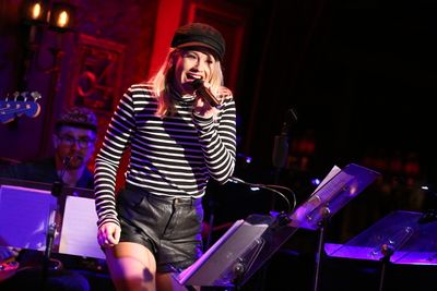 Carrie St. Louis sings â€œSettle Downâ€
 Photo