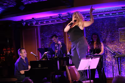 Emma Hunton sings â€œSunday Morningâ€
 Photo