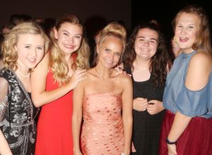 Kristin Chenoweth with campers Ella Phillips, Isabella Locke,  Hayley Longacre, & Lay Photo