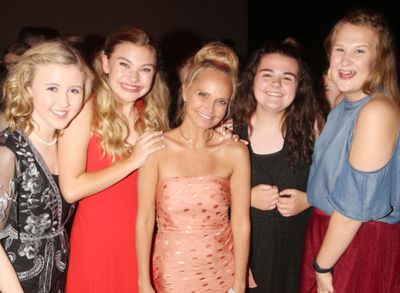 Kristin Chenoweth with campers Ella Phillips, Isabella Locke,  Hayley Longacre, & Lay Photo