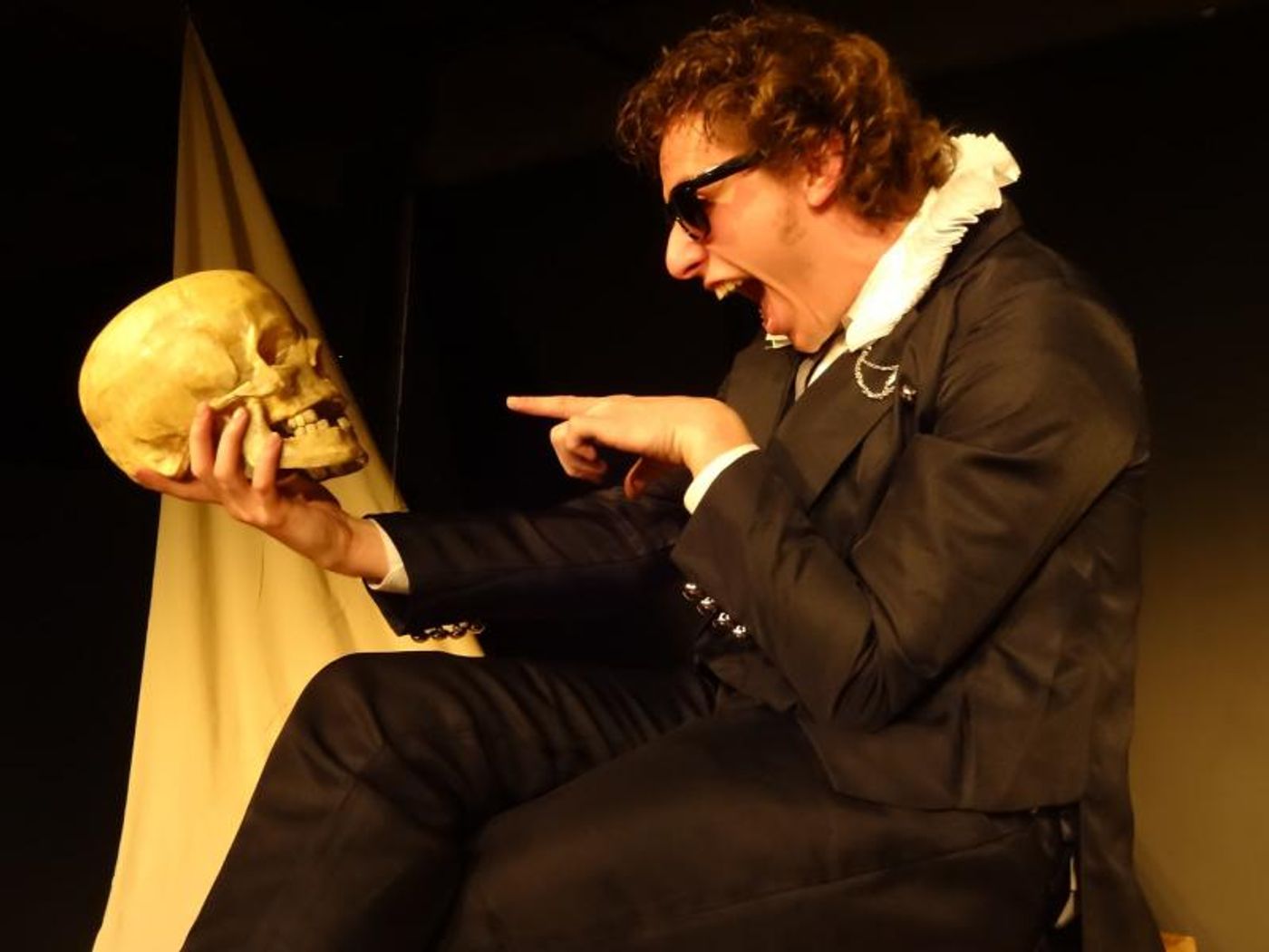 Review: Theatrics and Comedy are Alive in 'ROSENCRANTZ AND GUILDENSTERN ARE DEAD' at Theatre Downtown  Image