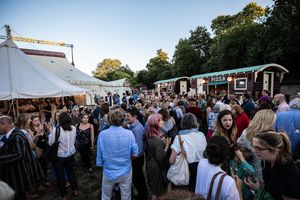 Anna Friel &amp; Tweedy Photo
