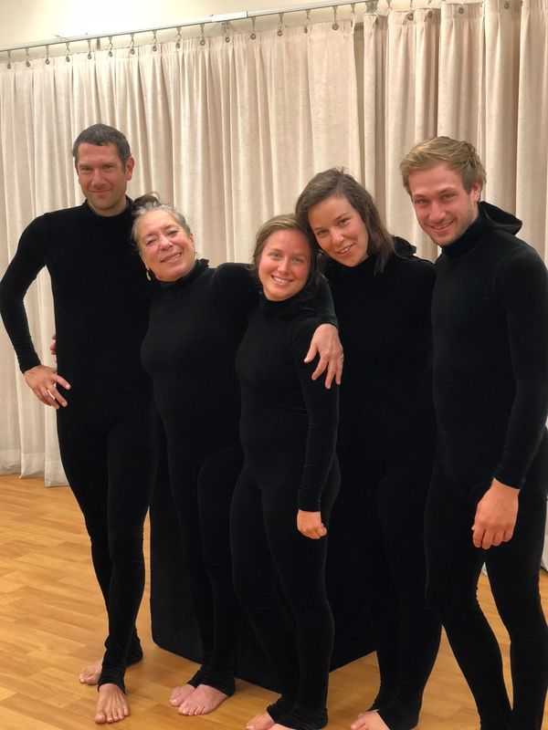 The company: Oliver Pfulg, Floriana Frassetto, Christa Barrett, Sara Francesca Herman Photo