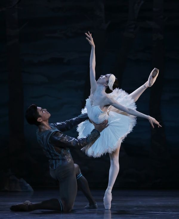 Houston Ballet Principals Yuriko Kajiya as Odette and Chun Wai Chan as Siegfried in S Photo