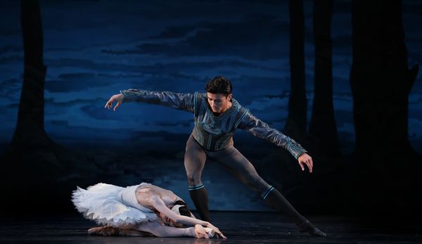 Houston Ballet Principals Yuriko Kajiya as Odette and Chun Wai Chan as Siegfried in S Photo