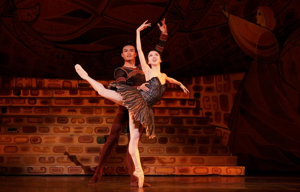 Houston Ballet Principals Yuriko Kajiya as Odile and Chun Wai Chan as Siegfried in St Photo
