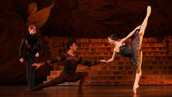 Houston Ballet Principals Yuriko Kajiya as Odile and Chun Wai Chan as Siegfried with  Photo