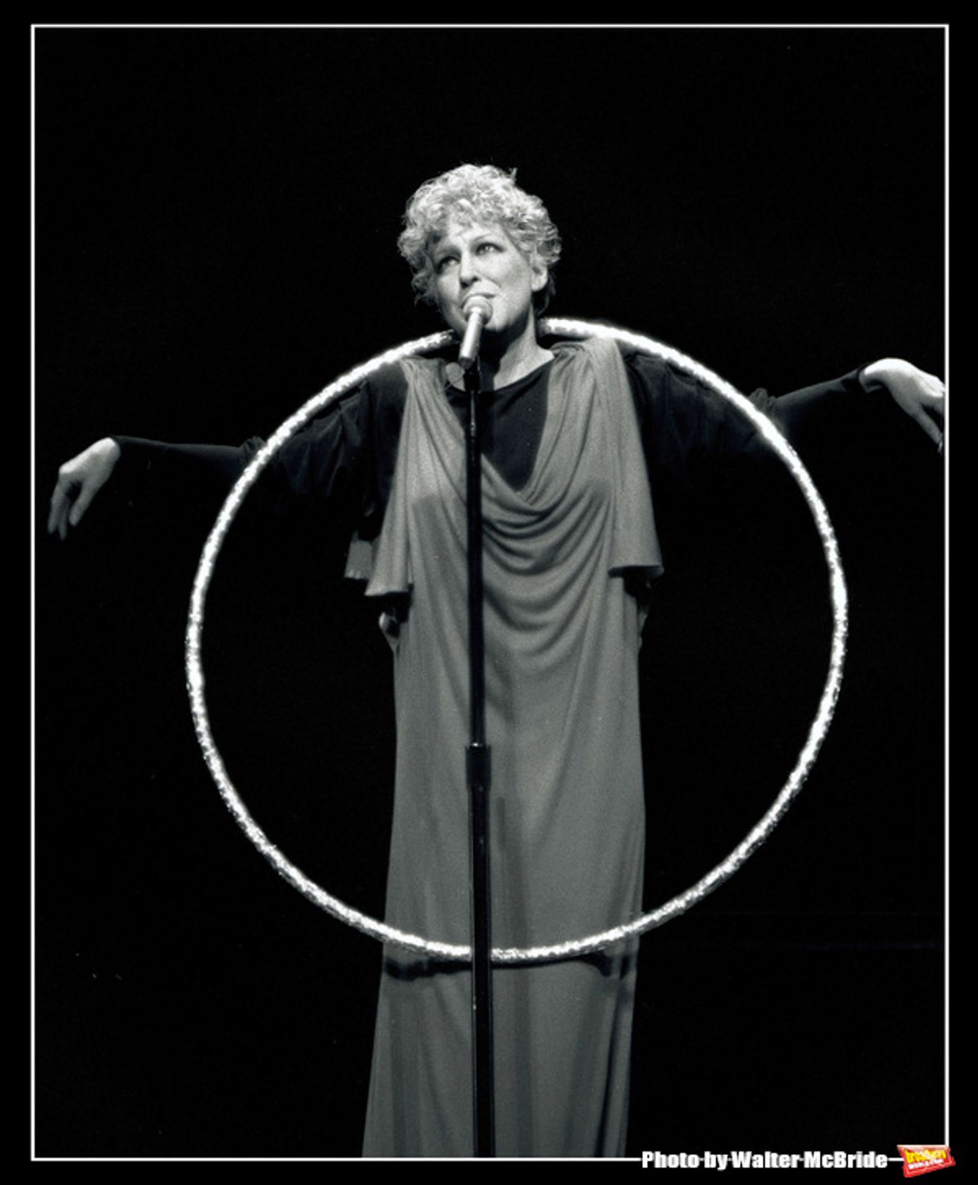 Photo Throwback: Bette Midler Performs in ART OR BUST in 1983  Image