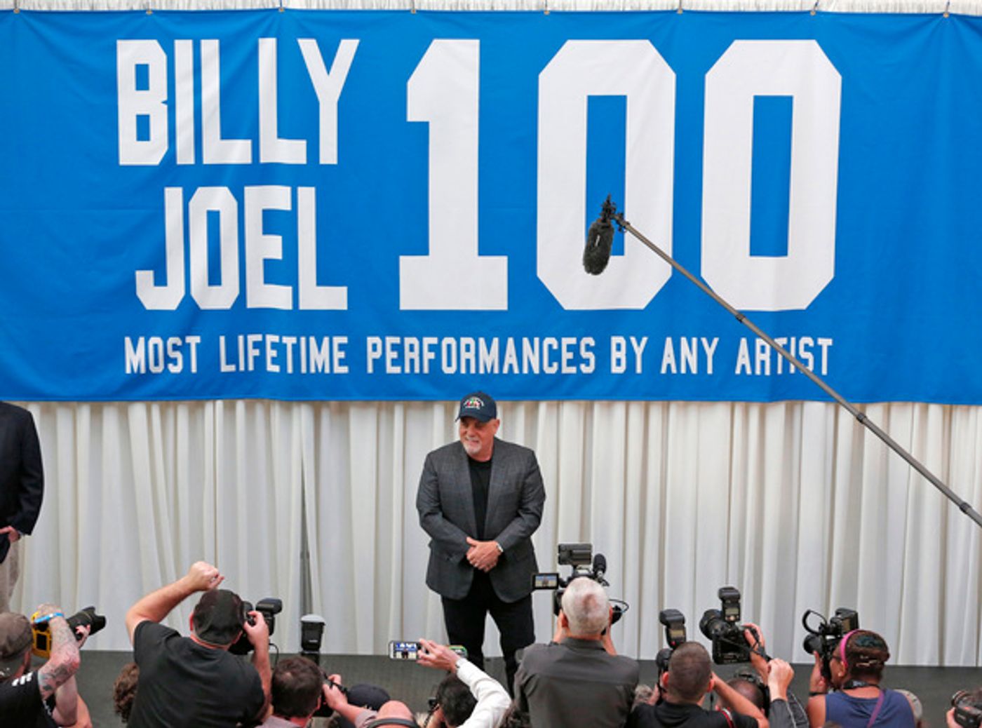 Photo Flash: Billy Joel Celebrates 100 Consecutive Monthly Shows at Madison Square Garden  Image