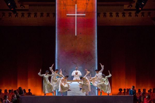 Nmon Ford, the Celebrant, and dancers in Lincoln Centerâ€™s production of Leonar Photo