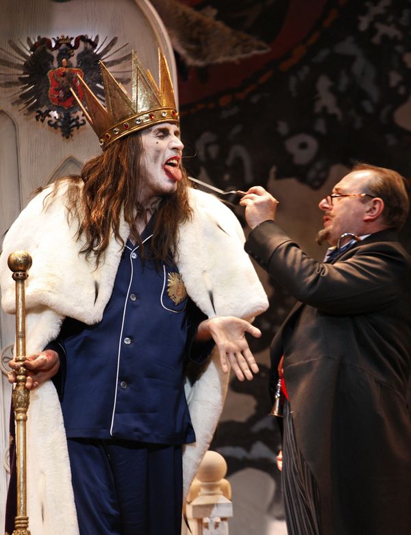 Rhys Ifans the King, Adrian Scarborough the Doctor Photo