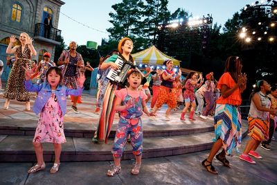 Shaina Taub (center) with the BLUE community ensemble Photo