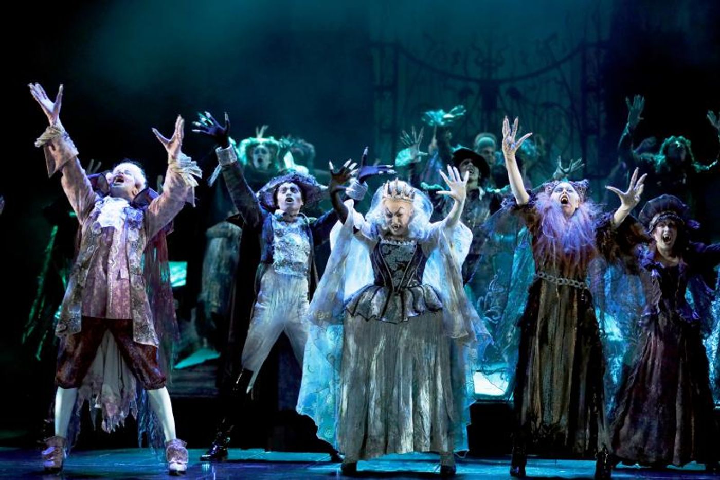 Review: DANCE OF THE VAMPIRES at Musical Dome, Cologne - The Vampires take a big, juicy bite out of Cologne  Image