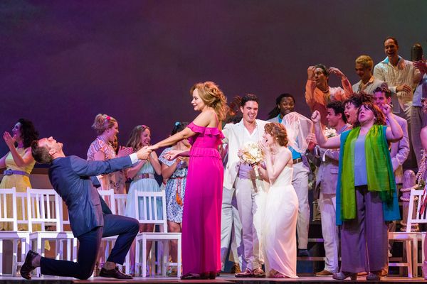 Dieter Bierbrauer, Christine Sherrill, and the cast of Mamma Mia! Photo